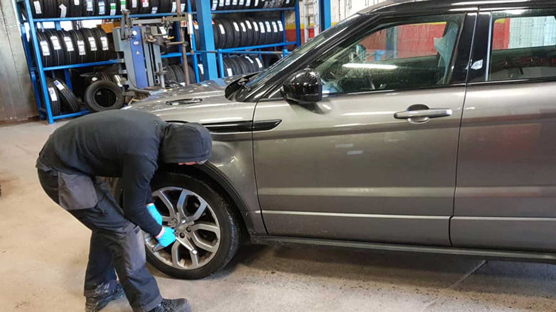 Car tyres fitting service